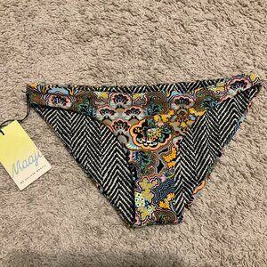 MAAGI REVERSIBLE BIKINI BOTTOM IN FLORAL AND HERRINGBONE PATTERN. Size: M.
